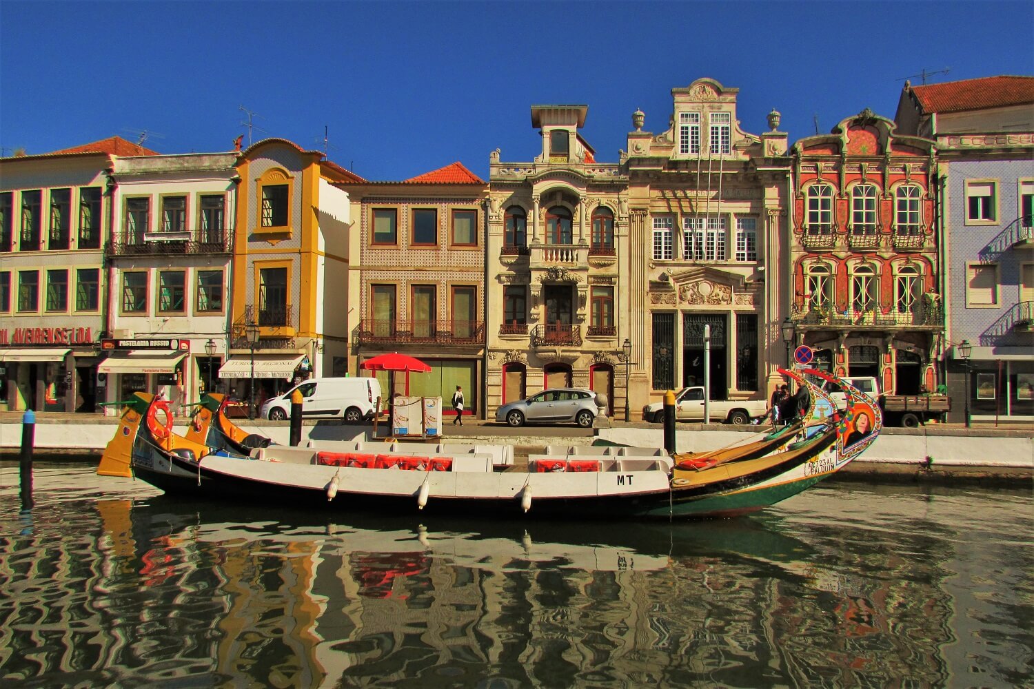 edificios en Art Nouveau en el centro de Aveiro y los tradicionales barcos moliceiros