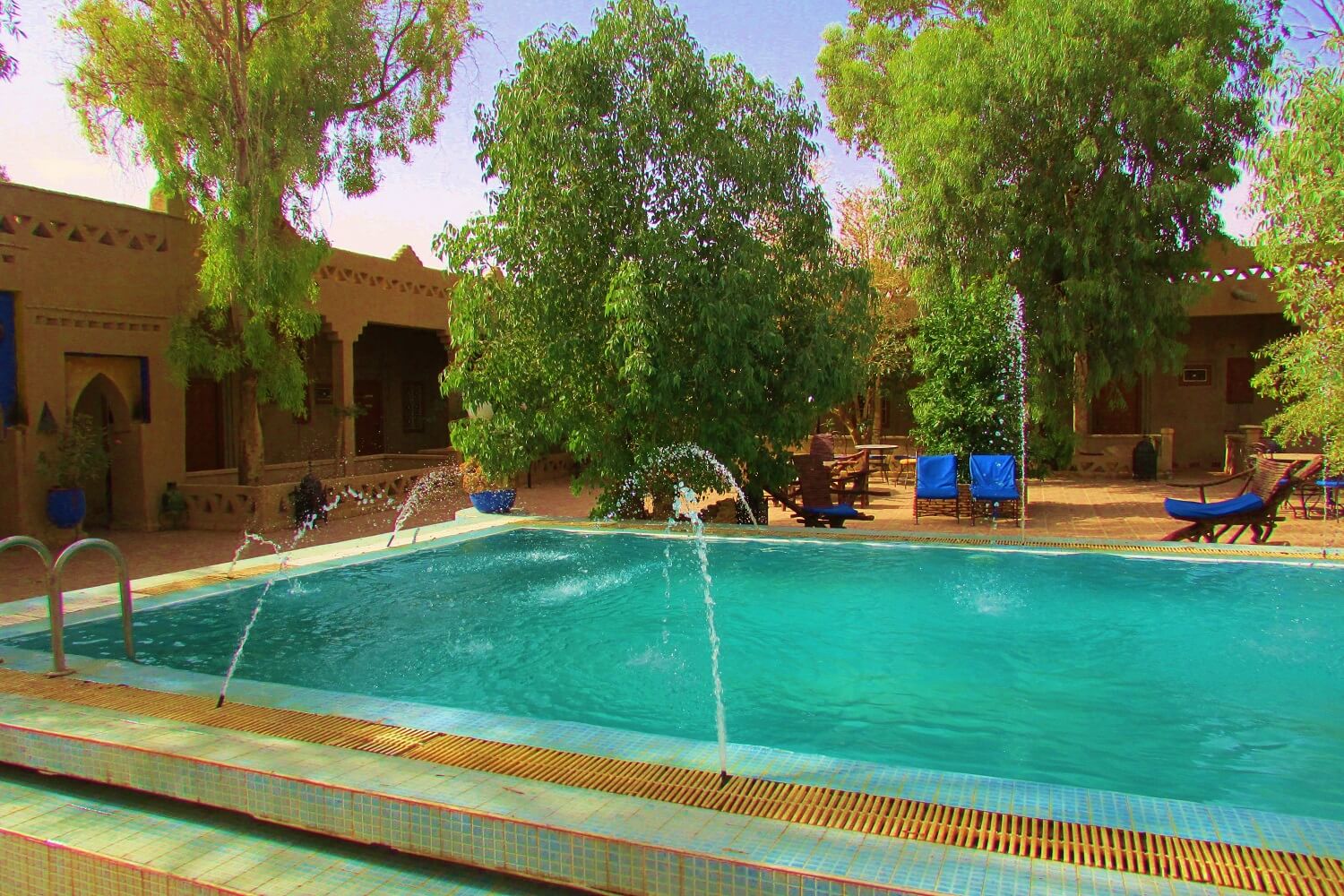 piscina en el albergue en el desierto del Sahara