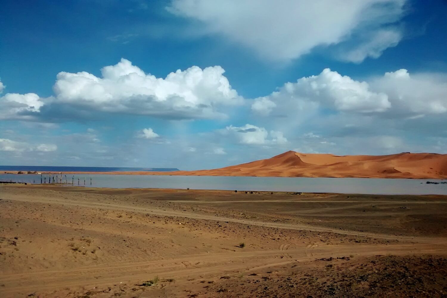 vista sobre o lago em pleno deserto do sahara