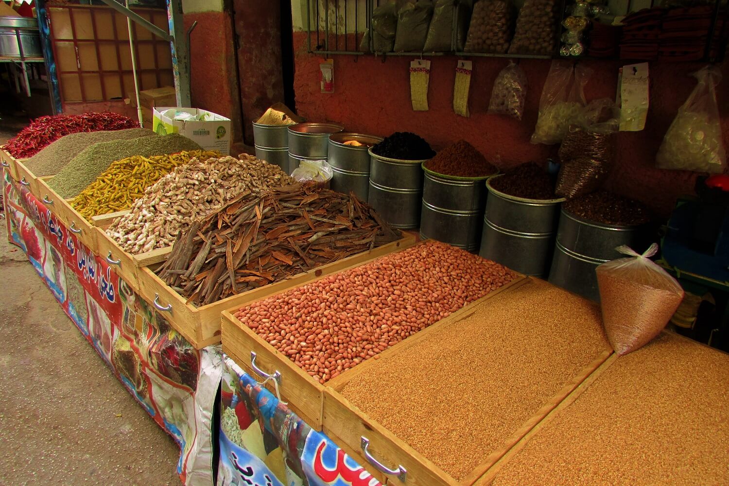 especias en un mercado en Marruecos