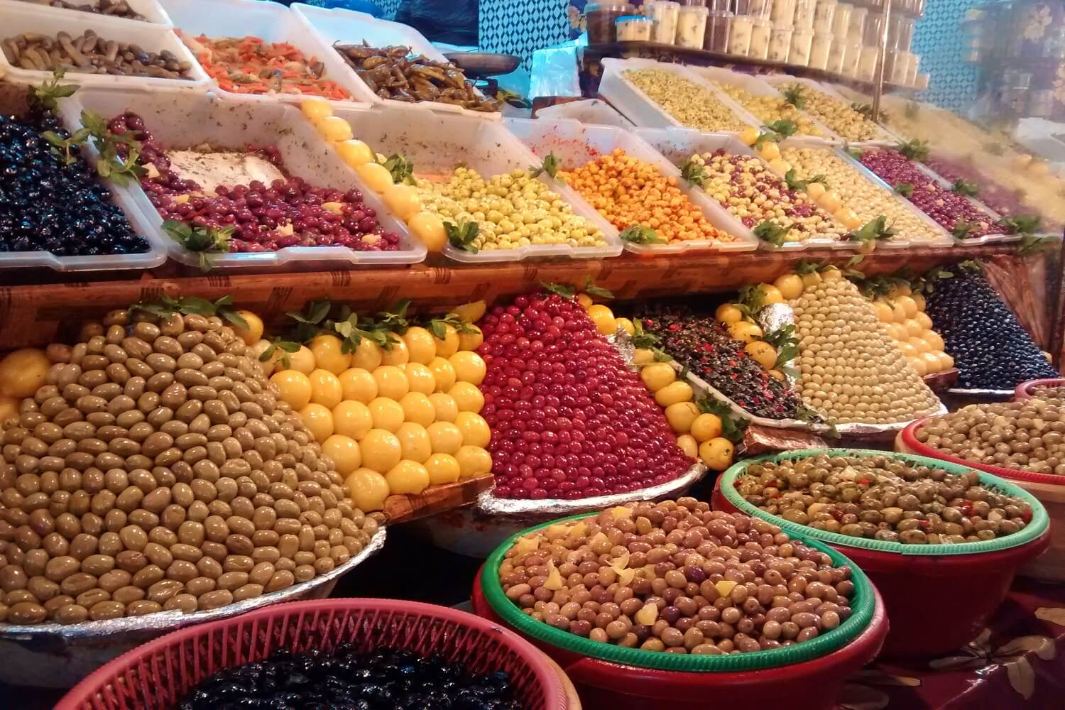 frutos secos y especias en una medina en Marruecos